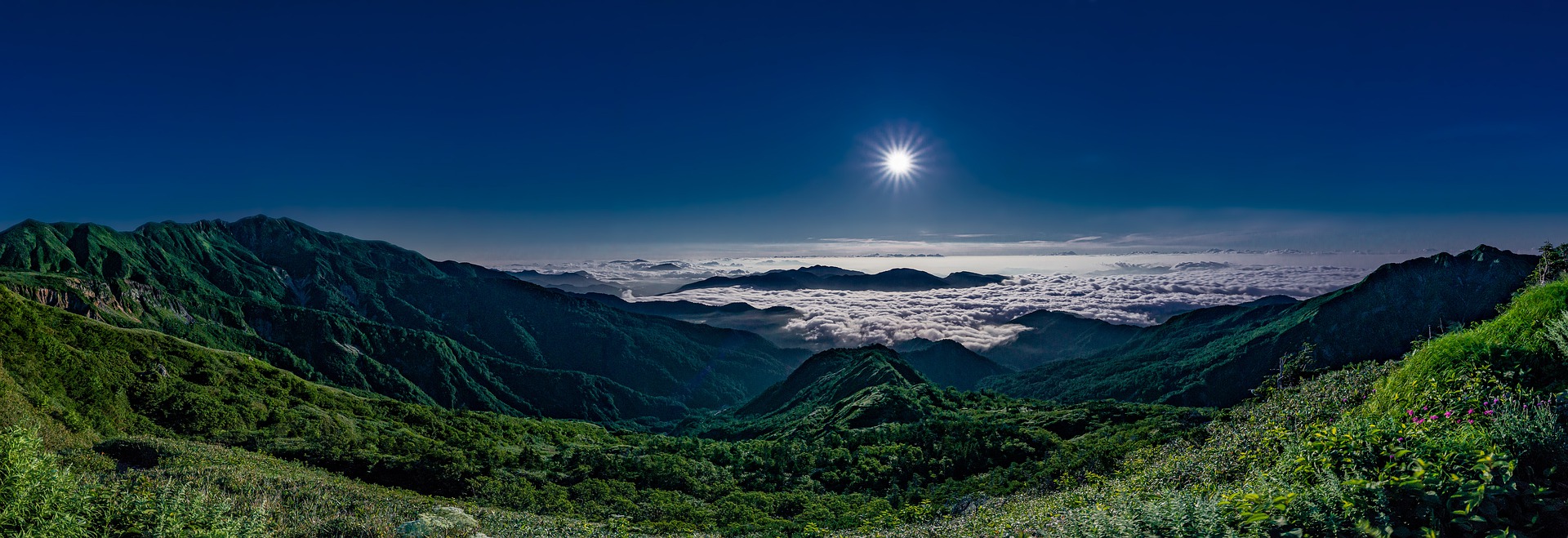 Panorama mer montagne soleil